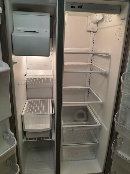 Building Photo - 582 Moull St