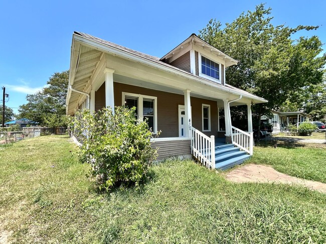 Building Photo - Inviting 2BR/1BA Single-Level Home with Po...