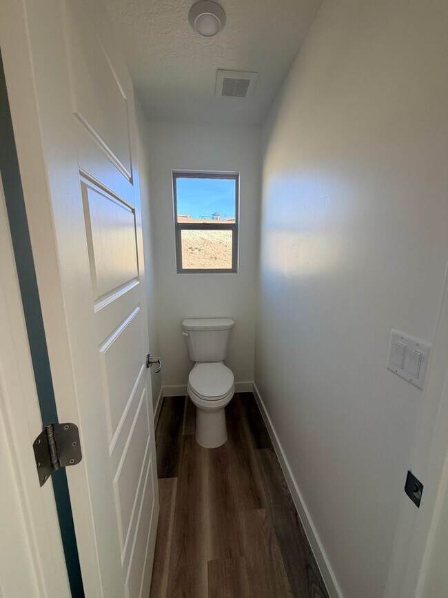 Building Photo - Beautiful Brand new 4 bedroom, 2.5 bathroom home in St George!