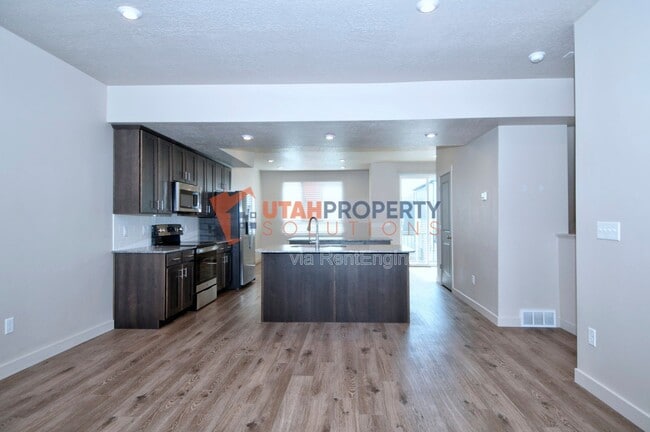 Building Photo - 1025 W 400 S