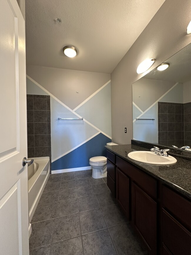 Master bathroom with tub - 4100 Albion St