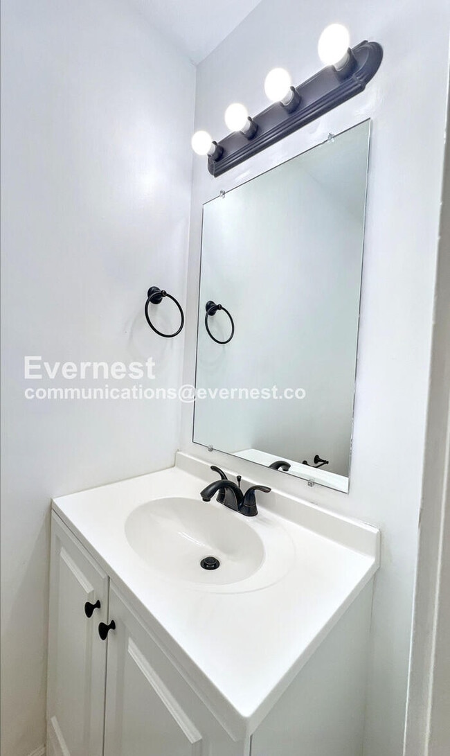 Building Photo - 928 SE 12 Terrace