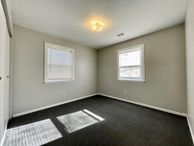 Building Photo - 3910-3912 Camelot Dr SE