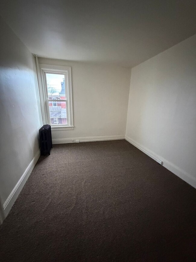 Building Photo - 758 W King St