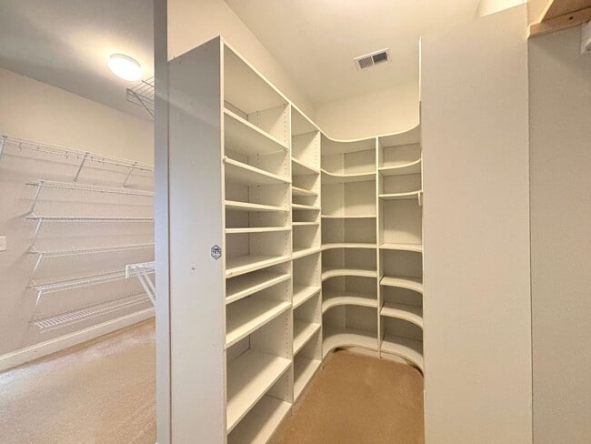 Building Photo - Available 1/15. Beautiful Remodeled 5 BR/4 BA Home in Park West!