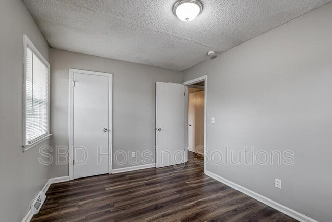 Building Photo - 5311 NE 46th Terrace