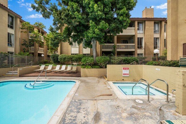 Building Photo - Beautiful 2BD/2BA Condo in Prime Pacific Beach Location! THIS UNIT IS UNFURNISHED