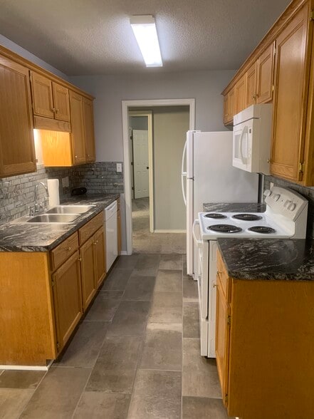 Kitchen - 1925 Lovers Ln