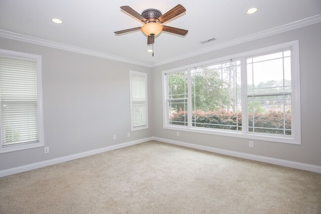 Building Photo - Woodlake Home