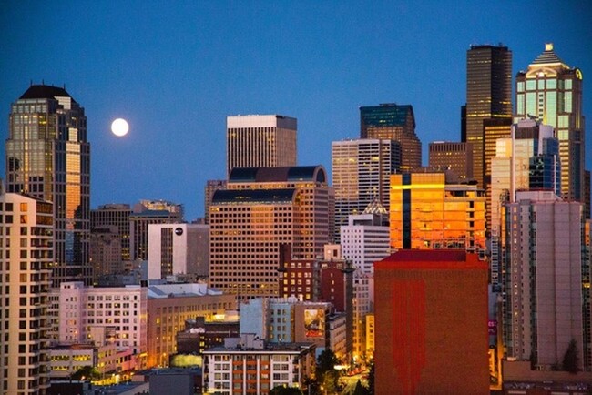 Building Photo - Stunning Belltown Penthouse w/ Ocean Views