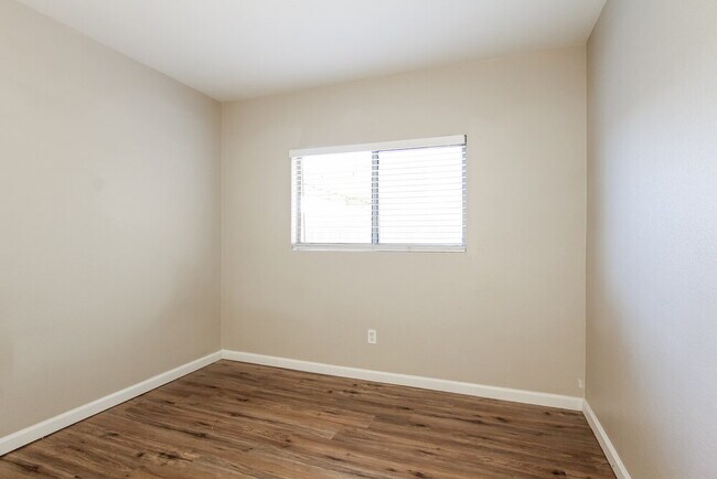 Building Photo - 11509 W Bloomfield Rd