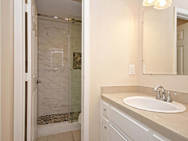 Building Photo - "Charming 3-Bedroom Retreat with 2 Baths i...