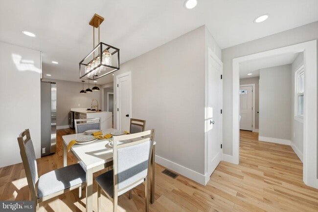Building Photo - 2414 Phillips Dr