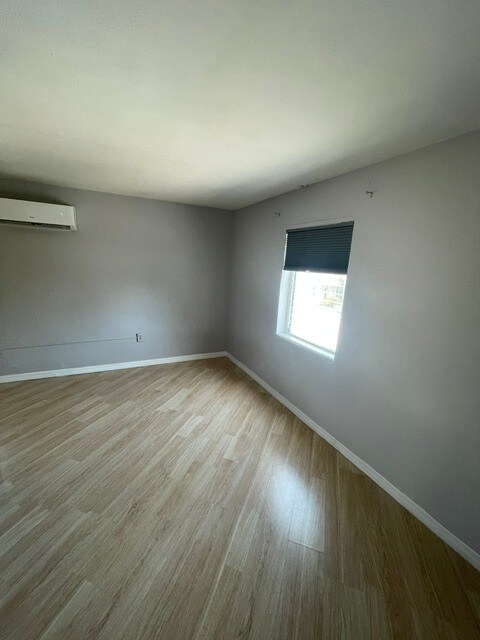 Building Photo - 1508 Dolphin St