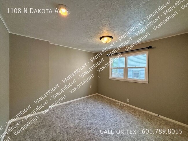 Building Photo - 1108 N Dakota Ave