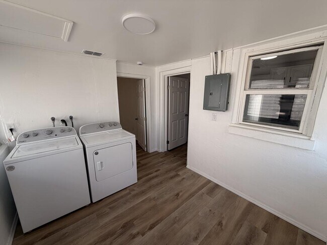 Building Photo - 1045 W Gore St