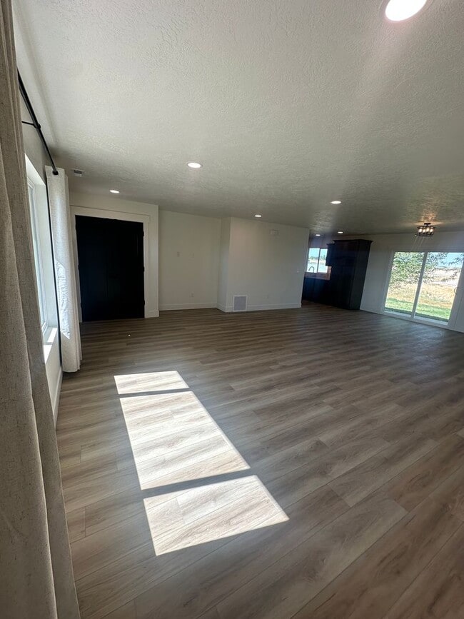 Building Photo - Style and Class....2 Bedroom, 1 bath , 1 C...