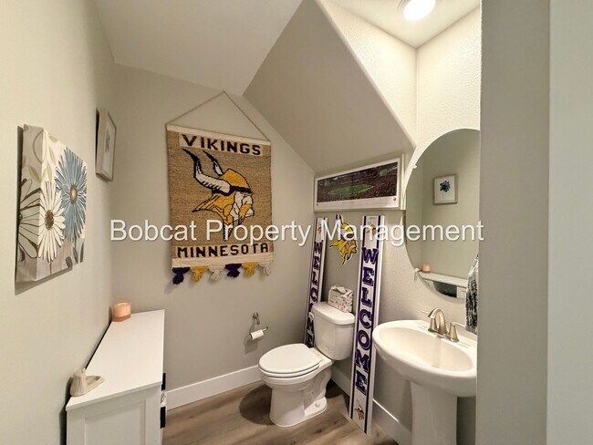 Building Photo - Stylish Corner Lot Townhome with No Rear Neighbors