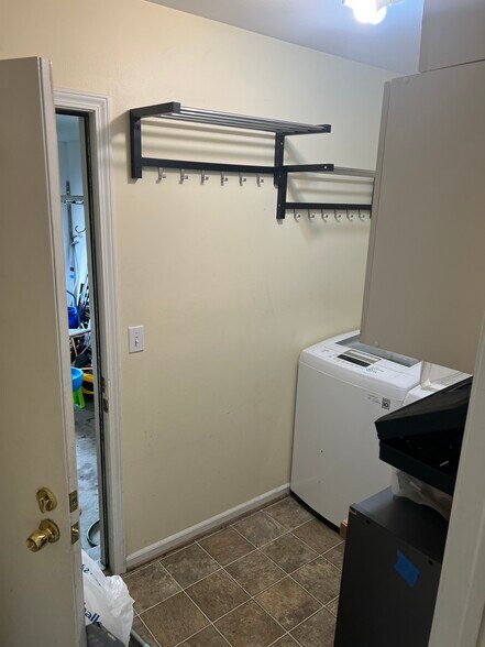 Building Photo - 3084 Village Cir