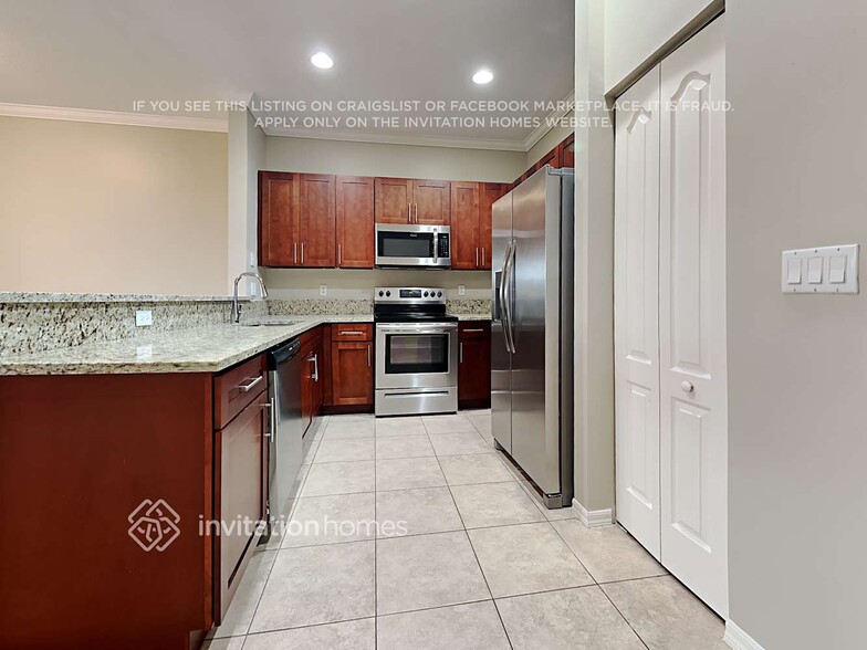 Building Photo - 305 River Bluff Ln