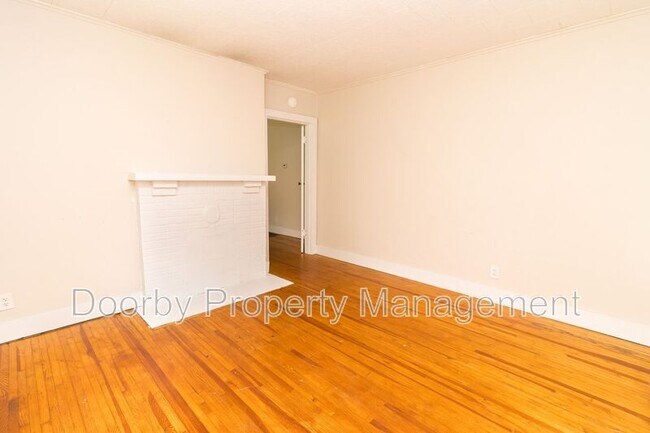 Building Photo - 1113 E 8th St