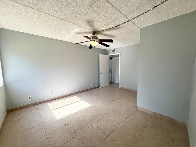 Building Photo - 1821 Fairview Villas Dr