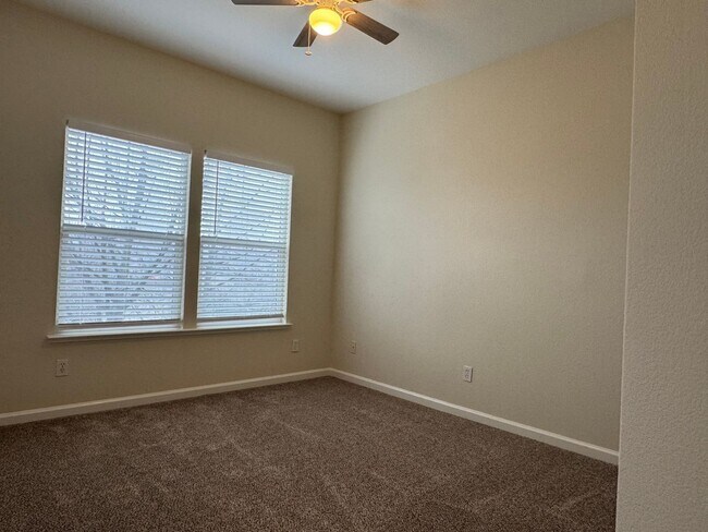 Building Photo - Well-maintained Roseville home!