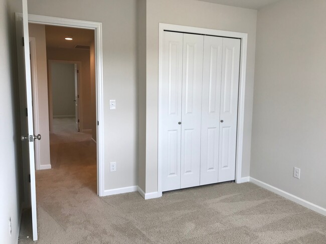 Building Photo - BRAND NEW HOME! Within 5 Minutes of Three ...
