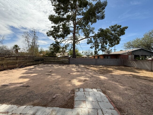 Building Photo - 1325 N Venice Ave