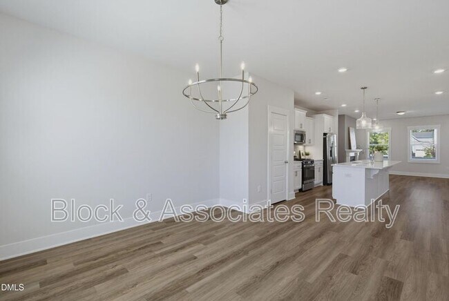 Building Photo - 682 Vine Pkwy