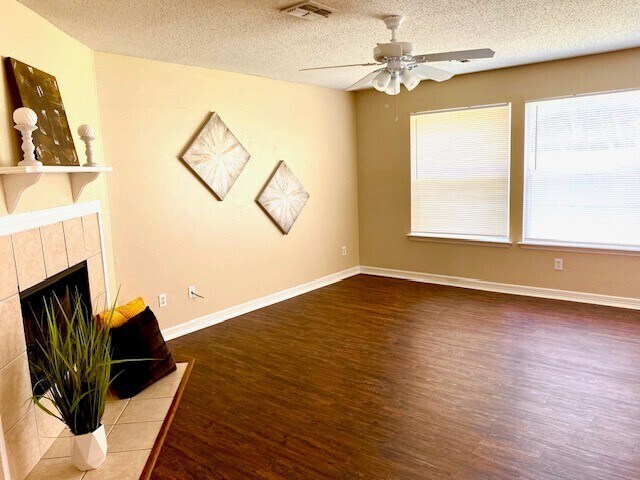 Building Photo - Huge home features 4 bedrooms & 2.5 baths for Rent!