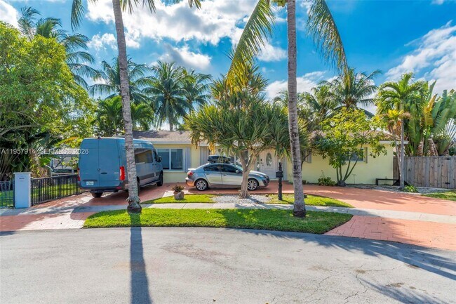 Building Photo - 1600 N 28th Ct