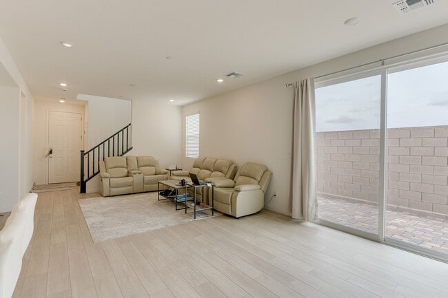 Building Photo - SPACIOUS 4BEDROOM 3BATH HOME IN INSPIRADA