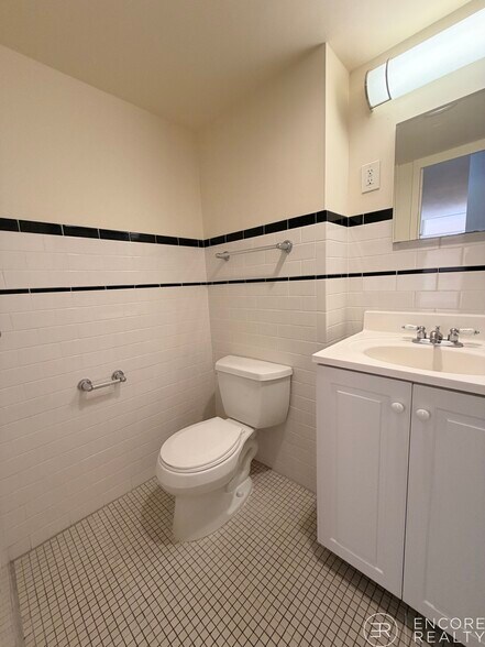 Building Photo - 80 Monmouth St