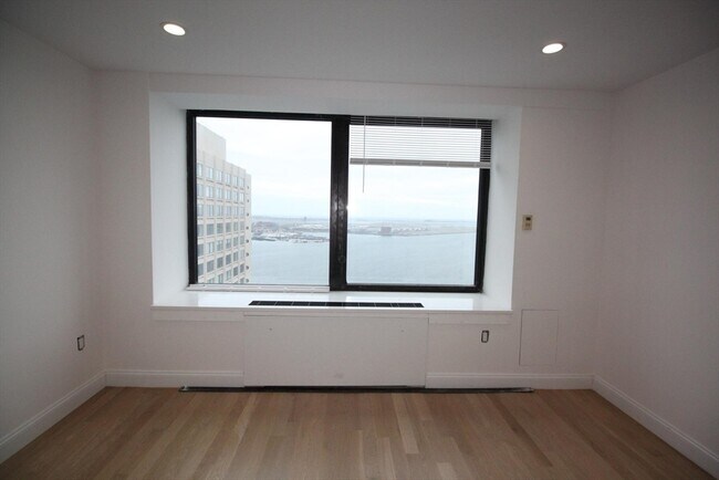 Building Photo - 65 E India Row