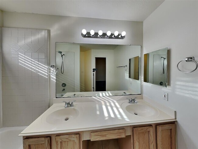 Building Photo - 10719 Scenic Dr
