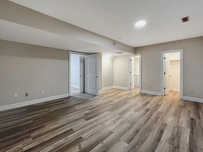 Building Photo - Secluded Near West End 5 bedroom