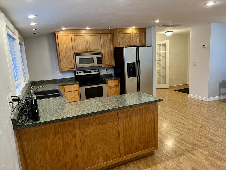 Kitchen - 990 W 18th Ave