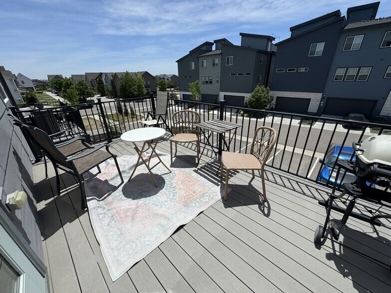 Building Photo - 1566 W 67th Dr