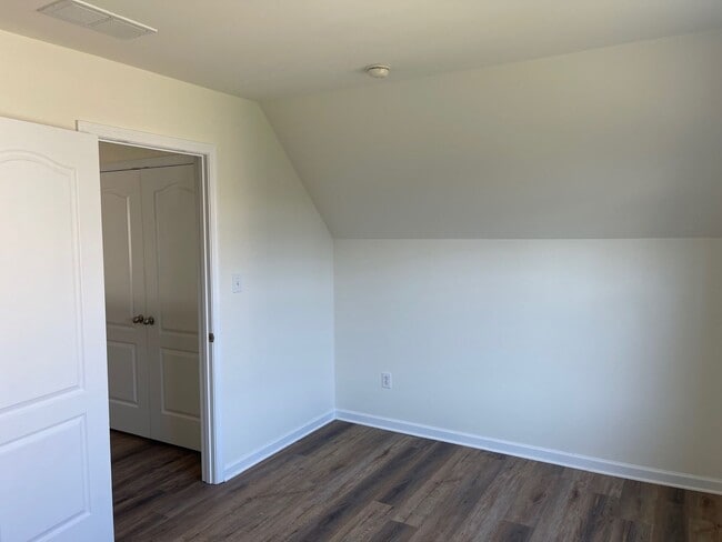 Building Photo - Spacious Duplex close to schools and shopping. Move in mid-June