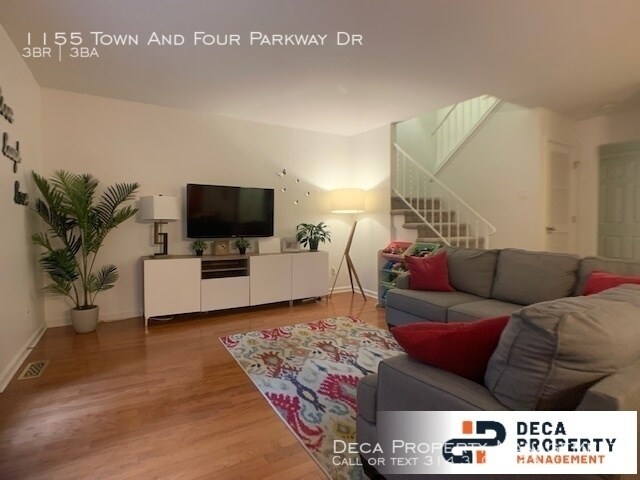 Building Photo - 3 Bedroom Townhome