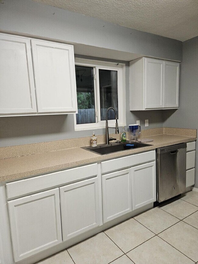 Building Photo - BEAUTIFUL 4 BEDROOM 2 BATH HOME IN THE BEA...