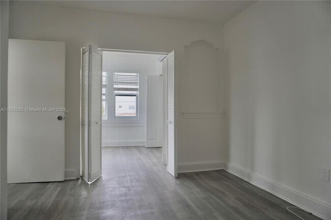 Building Photo - 501 SW 6th Ct