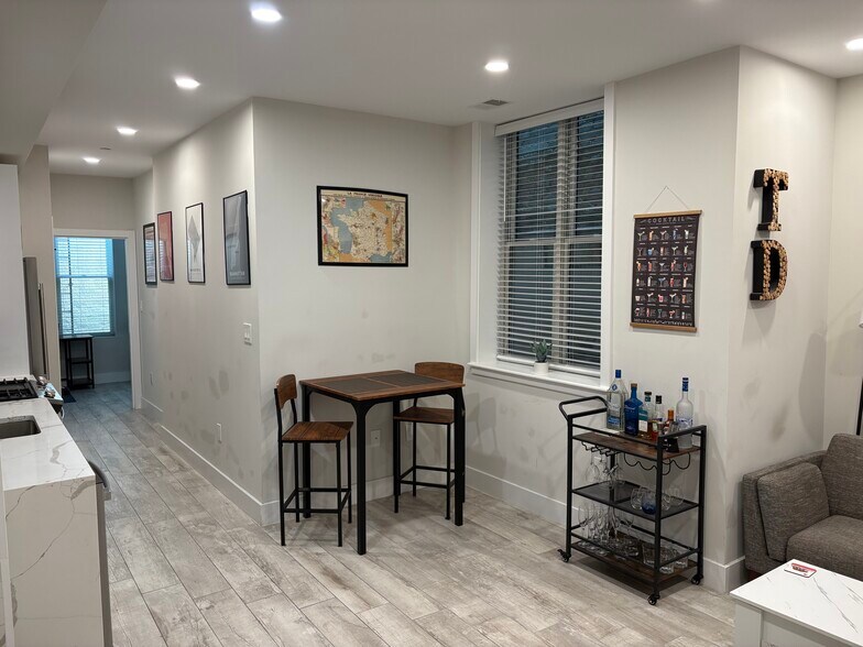 Building Photo - 2556 University Pl NW