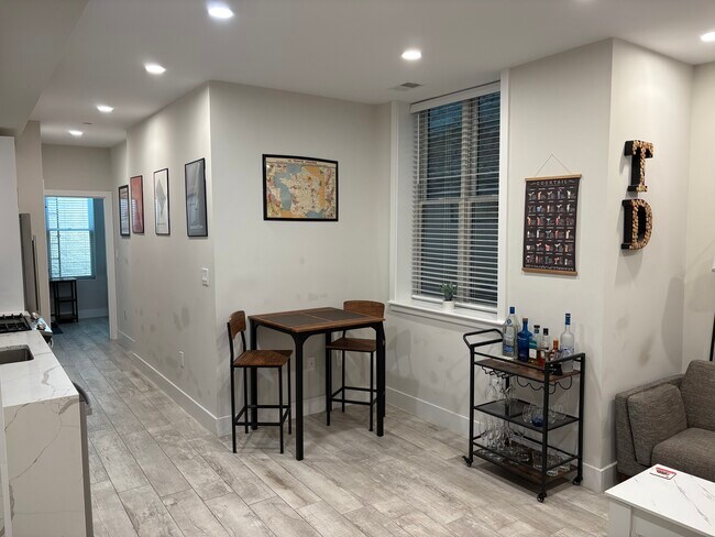 Building Photo - 2556 University Pl NW