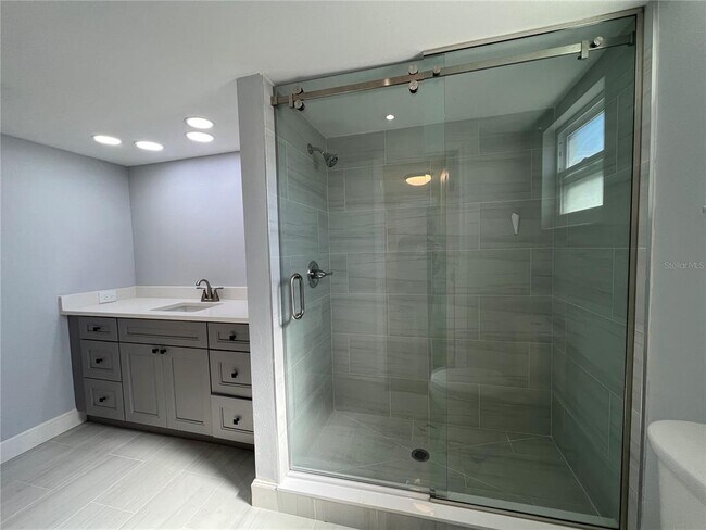 Building Photo - 8825 Bay Pointe Dr