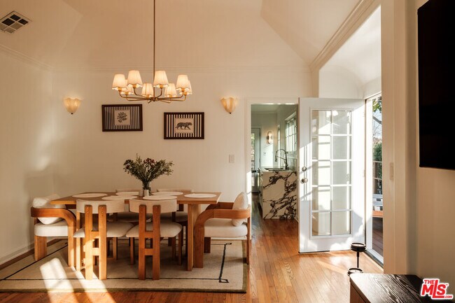 Building Photo - 866 N Doheny Dr