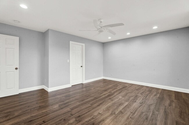 Building Photo - Welcome Home, Newly Remodeled Condo