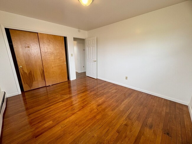 Building Photo - 3 Bedroom 1 Bathroom Rancher in Elizabethtown!