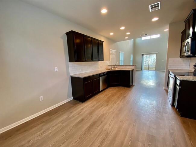 Building Photo - 516 E Slaughter Ln